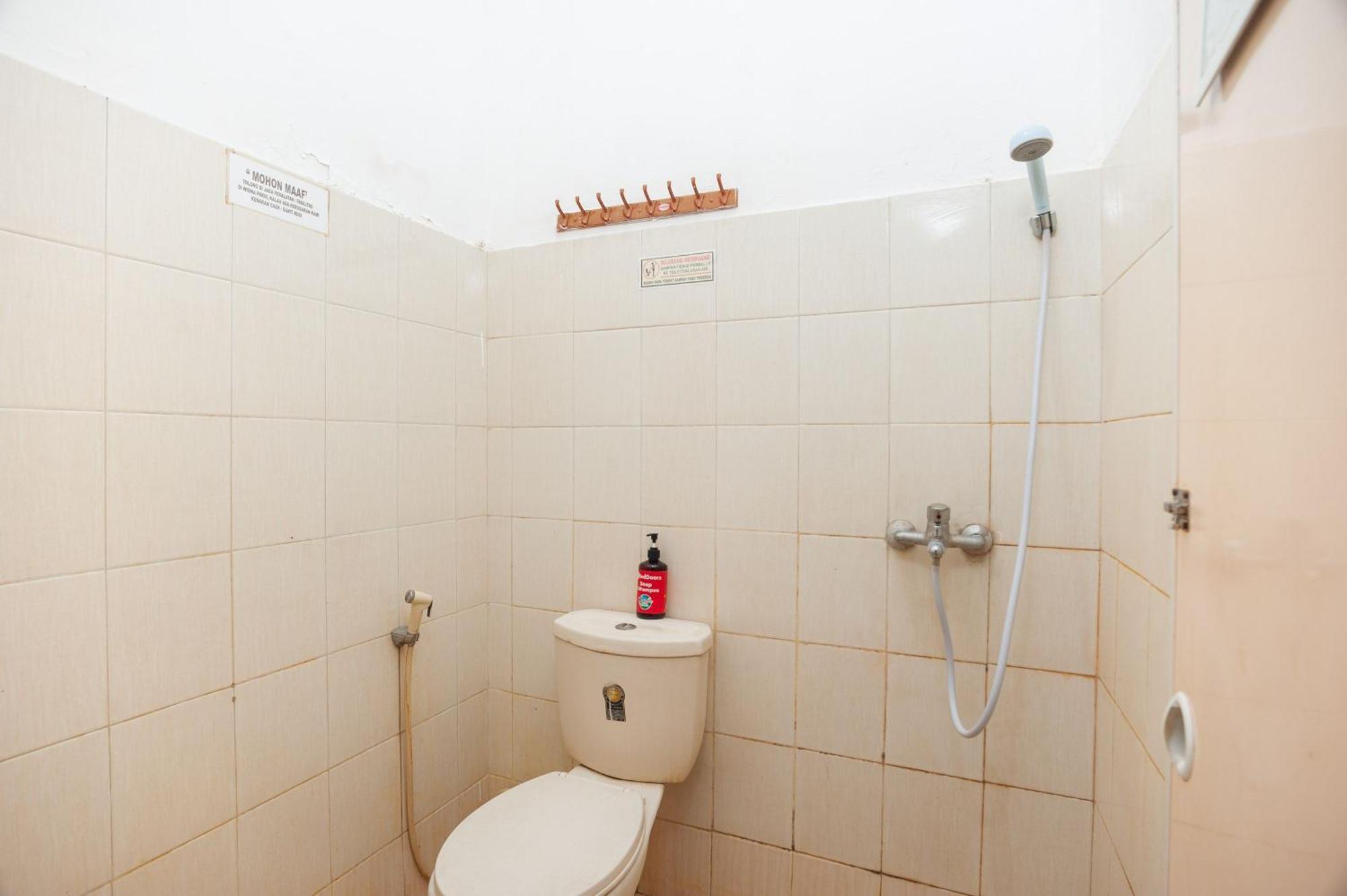 Hotel Reddoorz Syariah Near Grand Galaxy Park Ceger Pokój zdjęcie