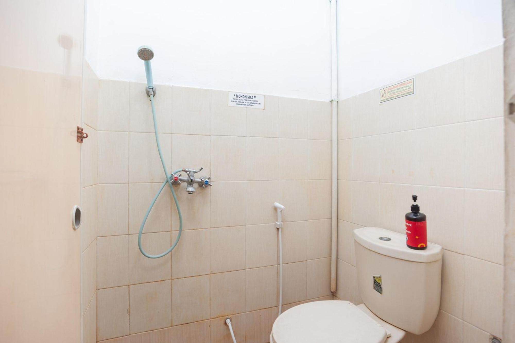 Hotel Reddoorz Syariah Near Grand Galaxy Park Ceger Pokój zdjęcie
